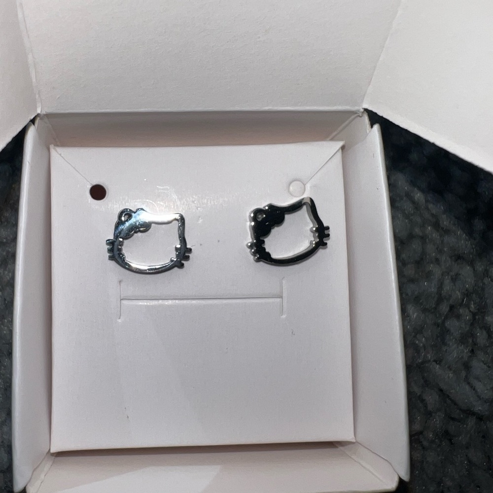 $4 KITTY STUD EARRINGS. NEW. STAINLESS STEEL. $4 IF BUNDLED - Picture 3 of 16